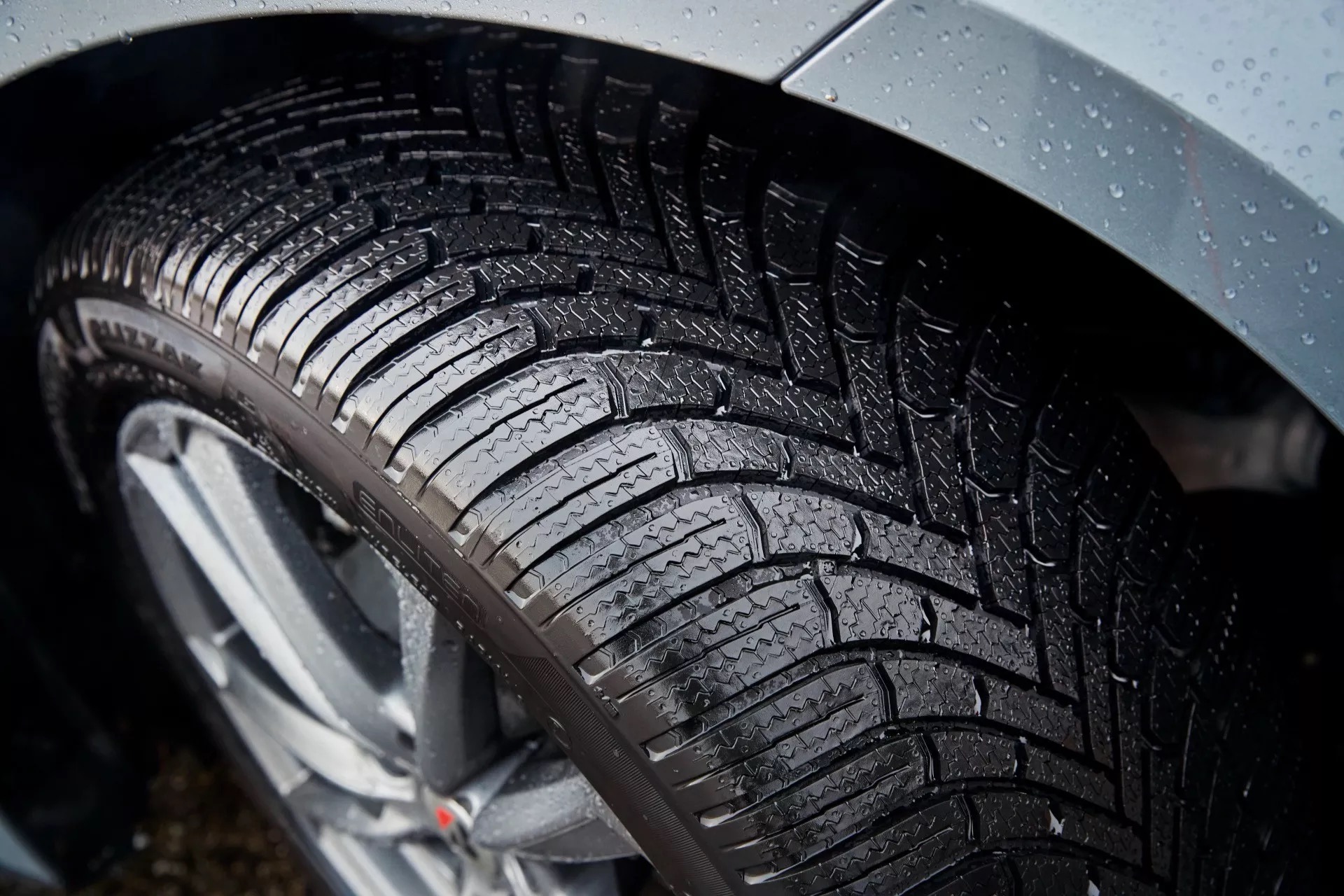 Novo Bridgestone Blizzak 6: Pneu de inverno com desempenho em piso molhado promete uma vida útil 30% mais longa