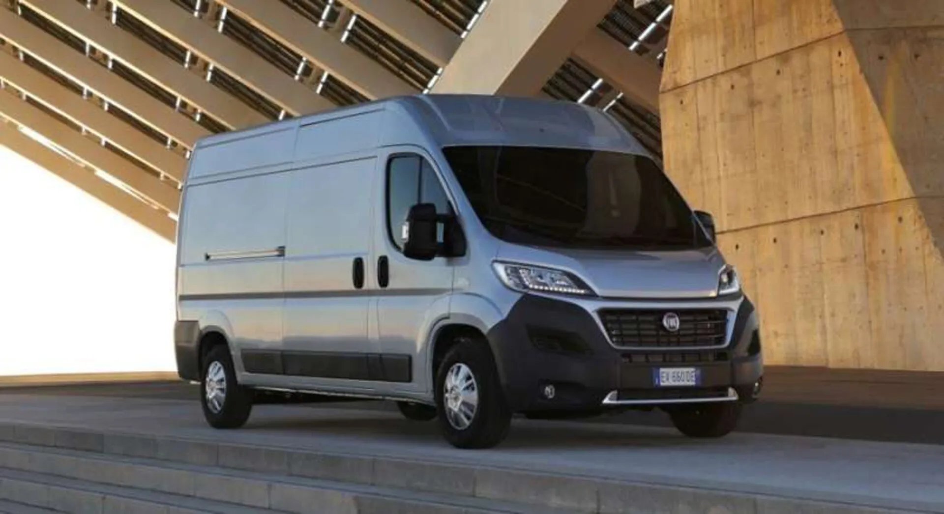 Teste de Pneus de Verão Promobil 2026 (225/75 R16 C): Vredestein Comtrac 2+ Domina para Autocaravanas, Firestone e Barum com Dificuldades em Piso Molhado